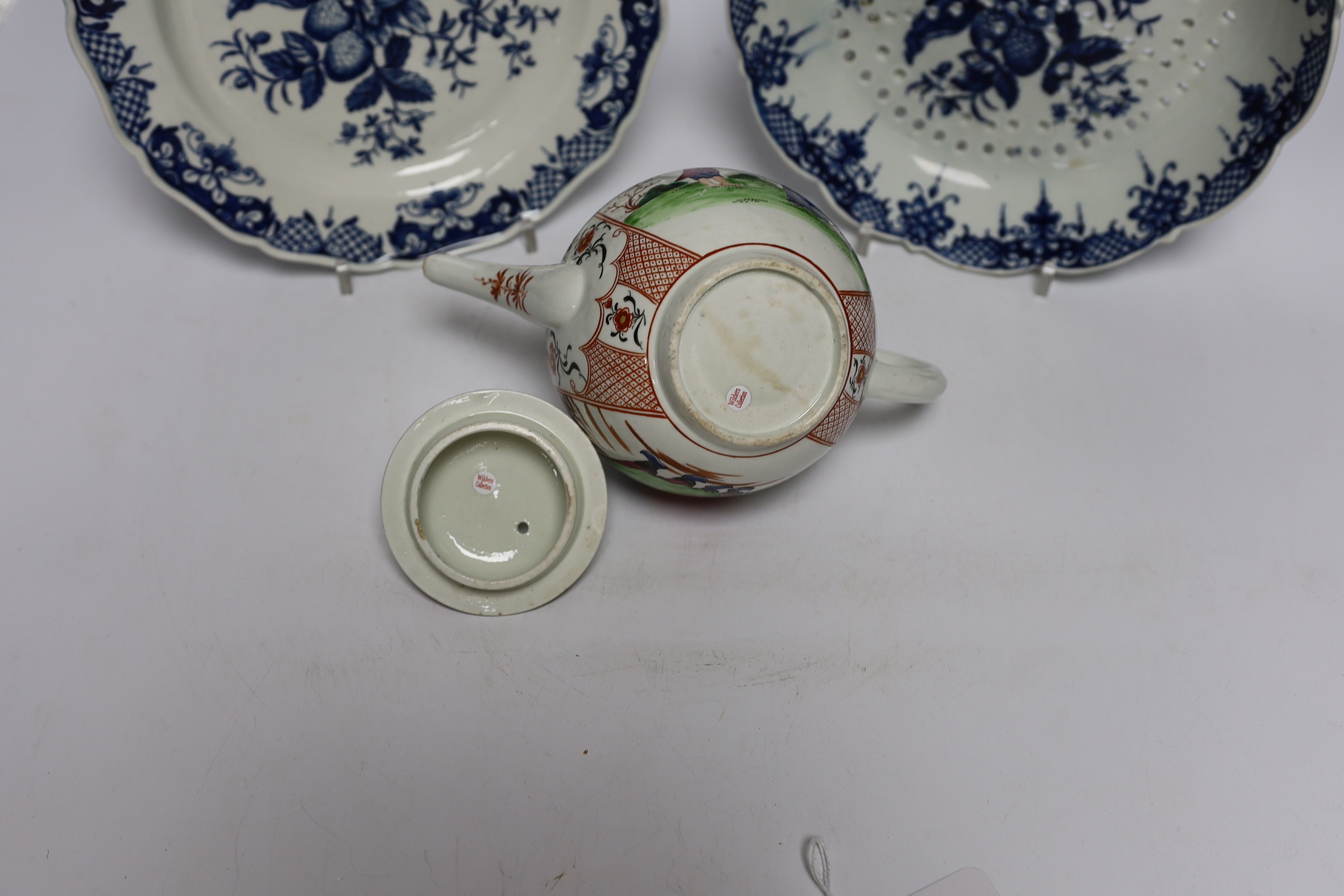 An 18th century Worcester Chinese style teapot, and a similar pine cone pattern strainer and plate (3)